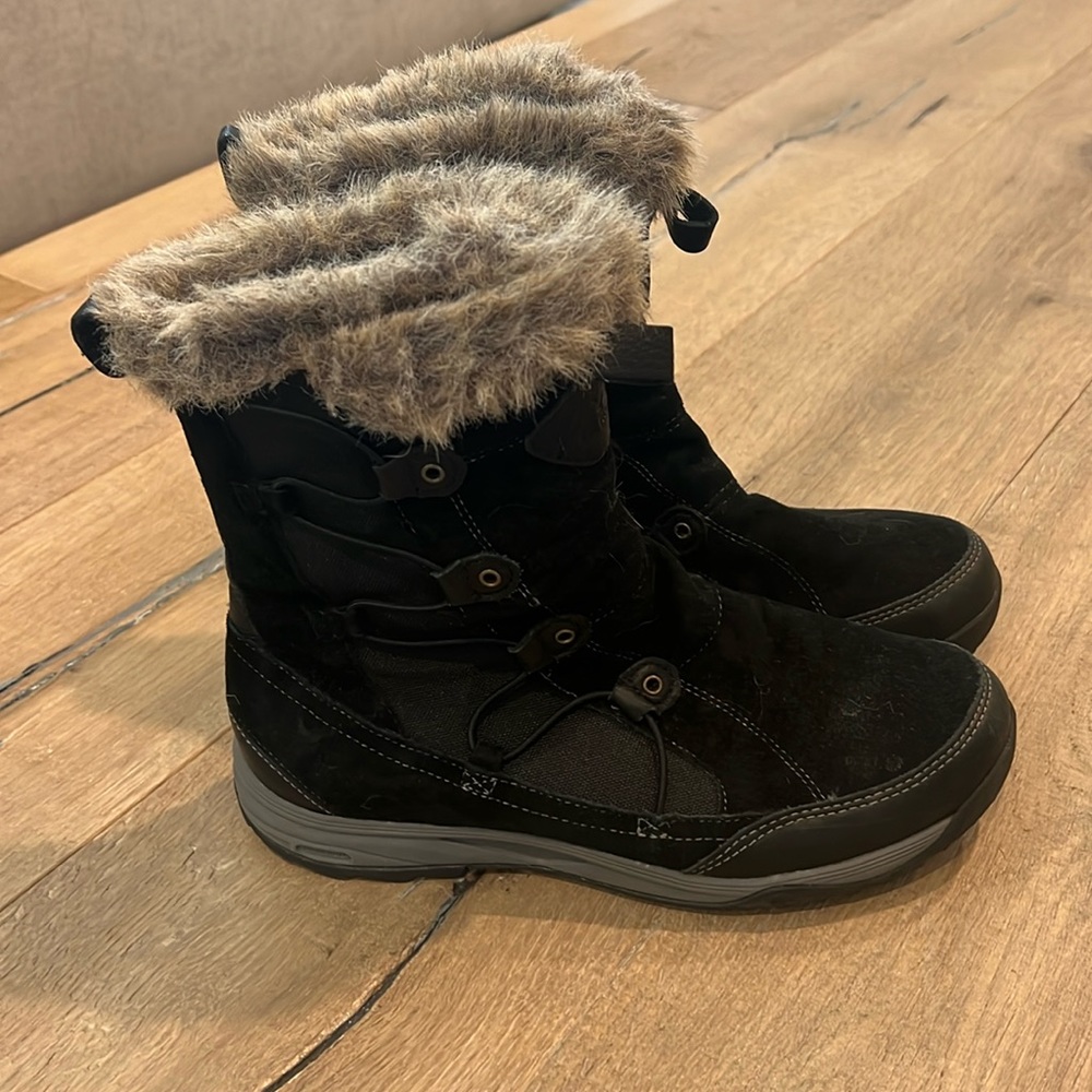Teva Thinsulate Waterproof Little Cloud faux fur boot Size 9